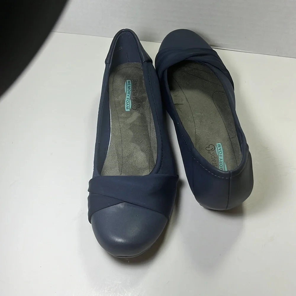 Bear Traps Mitsy Women's Slip-on Hidden Wedge Memory Foam in black and blue 6m